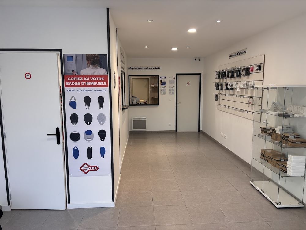 Intérieur de la boutique JJ Presta : accessoires téléphone et espace accueil